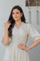 فستان ميدي مزخرف بنقوش زهرية صغيرة بيج فاتح