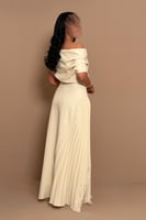 فستان سكري أنيق بقصة كتف واحد وتنورة بكسرات ناعمة