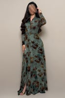 فستان زيتي غامق بنقشة زهرية مع لفّة جانبية