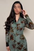 فستان زيتي غامق بنقشة زهرية مع لفّة جانبية