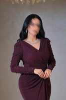 فستان سهرة عنّابي بلمعة ناعمة وأكمام مزخرفة