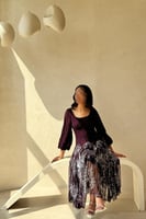 فستان بنفسجي مطرز بتفاصيل لامعة وأكمام منفوخة