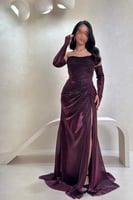 فستان خمري لامع بأكمام منسدلة وفتحة جانبية جذابة