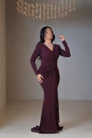 فستان سهرة عنّابي بلمعة ناعمة وأكمام مزخرفة