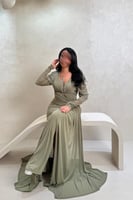 فستان اخضر بتصميم لف وتفاصيل خرز ناعمة