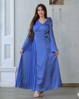 فستان أنيق يتميز بتصميم راقٍ يجمع بين الفخامة والع...