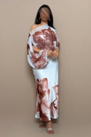 فستان سماوي بطبعات فنية مع شيفون انسيابي