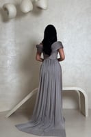 فستان رمادي موف لامع بتصميم أوف شولدر وتفاصيل فاخر...