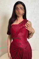 فستان احمر بتصميم كسرات وقصة كت فاخرة