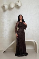 فستان بني مطرّز بتفاصيل براقة