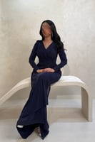 فستان كحلي لامع بتصميم لف أنيق