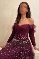 فستان بنفسجي من التل اللامع وتصميم أكتاف منسدلة