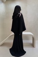 فستان أسود بطبقة علوية وتطريز وردي ناعم