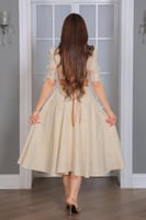 فستان أنيق بياقة مطوية مزين بورود