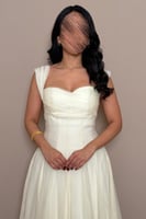 فستان اوف وايت بقصة كورسيه وانسيابية راقية من مليح...