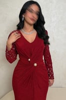 فستان أحمر بلمعة ناعمة وأكمام مطرّزة بفصوص براقة