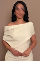 فستان سكري أنيق بقصة كتف واحد وتنورة بكسرات ناعمة