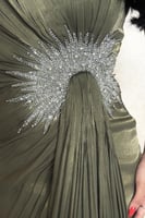 فستان زيتي لامع بتفصيلة كريستالية فاخرة