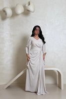 فستان بيج فاتح راقي بأكمام كسرات وتطريز كتف