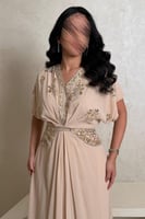 فستان بيج مطرز بتفاصيل ذهبية فاخرة