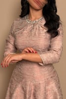 فستان نود أنيق بتفاصيل لامعة