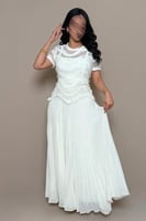 فستان أبيض مطرز بتفاصيل أنثوية ناعمة من مليحة