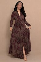 فستان بني بنقشة زهور وقصة لف أنثوية