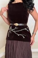 فستان بني مخملي بتطريز لؤلؤي وحزام ذهبي