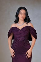 فستان بنفسجي أوف شولدر مطرّز بتصميم فخم