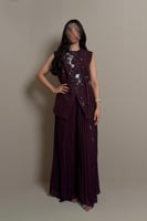 طقم بنفسجي بتصميم أنثوي انسيابي وتفاصيل زهرية ناعم...