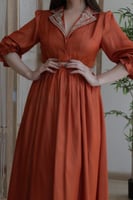 فستان ساتان بياقة مطرزة وحزام قماش أنيق