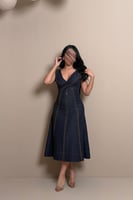 فستان جينز كحلي بقصة أنيقة