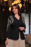 فستان اسود وبيج أنيق بتفاصيل راقية من مليحة