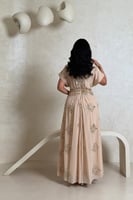 فستان بيج بتطريز ذهبي وفضي أنيق