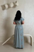 فستان سماوي بتطريز ذهبي وفضي أنيق