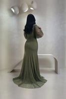 فستان دانتيل زيتي بتفاصيل كريستال وقصّة ملفوفة راق...