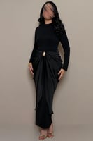 فستان سهرة أسود بقصة خصر أنيقة