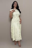 فستان اصفر أنيق بتصميم أنثوي ناعم