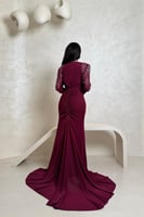 فستان سهرة بكم طويل عنابي مطرز بالخرز اللامع