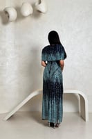 فستان تركوازي مطرّز بالترتر مع قطعة فخمة