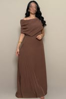 فستان بني أنيق بقصة كتف واحد وتنورة بكسرات ناعمة