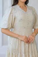 فستان ميدي مزخرف بنقوش زهرية صغيرة بيج فاتح