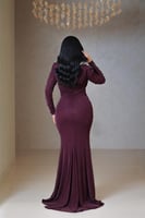 فستان سهرة عنّابي بلمعة ناعمة وأكمام مزخرفة