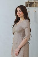 فستان أنيق مزخرف بتطريزات ناعمة