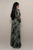 فستان زيتي غامق بنقشة زهرية مع لفّة جانبية