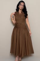 فستان أنثوي بتصميم راق يجمع بين النعومة والفخامة