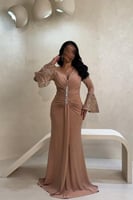 فستان ترتر نود ذهبي بأكمام شفافة مزينة بالكريستال