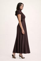 فستان بني مزموم بياقة مرتفعة