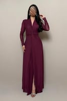 فستان بنفسجي لامع بتصميم ضيّق وأكمام طويلة