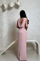 فستان وردي فاتح بتصميم ناعم بقصّة مستقيمة